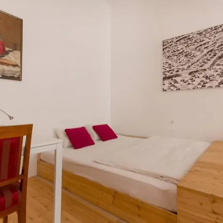 Easy Living In Center +free Parking Appartement